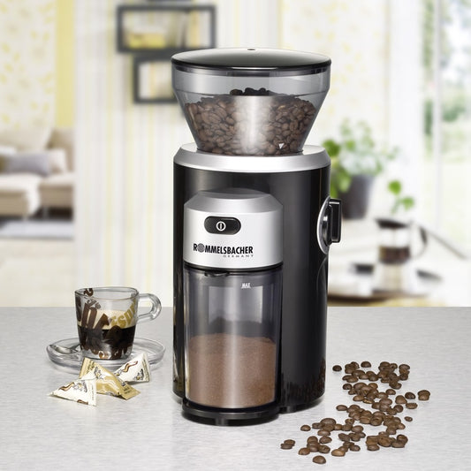 Rommelsbacher EKM 300 Kaffekvarn miljöbild med kaffebönor och kopp