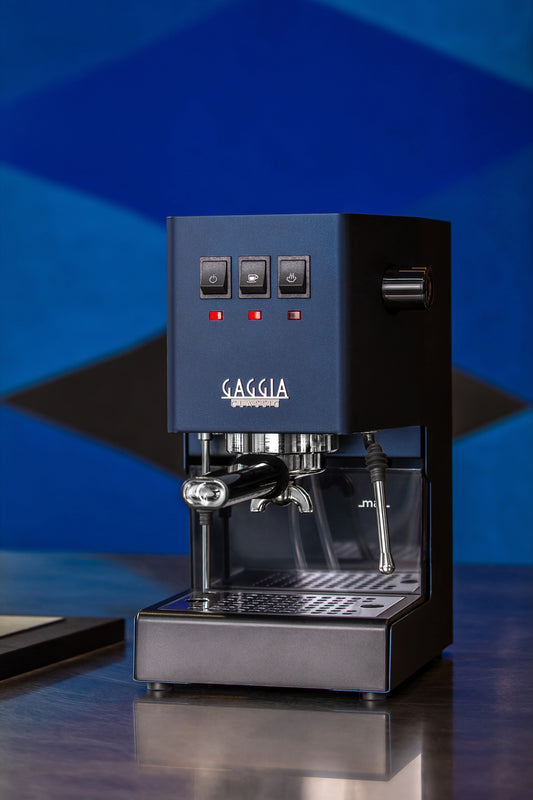 Miljöbild Gaggia Classic E24 espressomaskin i blå/svart framifrån