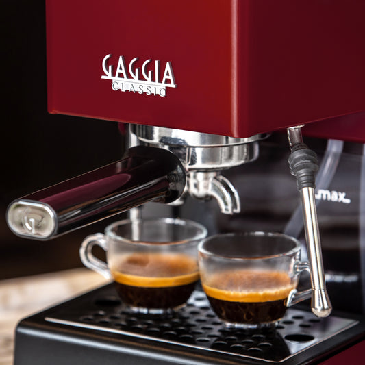 Miljöbild Gaggia Classic E24 röd 2 glaskoppar med espresso