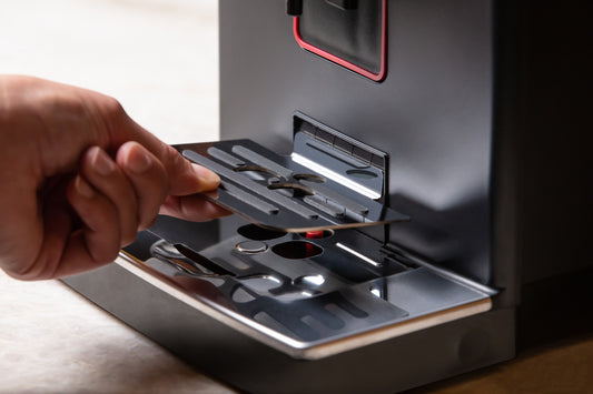 Gaggia Magenta Prestige Espressomaskin hand som reglerar höjden på koppbrickan