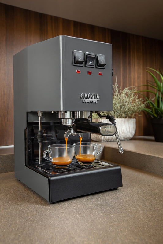 Miljöbild Gaggia Classic E24 espressomaskin i grå med espressokoppar
