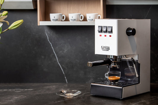 Miljöbild Gaggia Classic vit med en färdig espresso i glaskopp