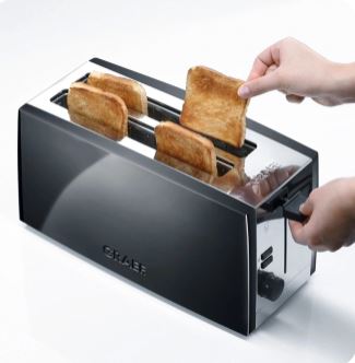 Graef Brödrost 4 skivig Svart hand som tar ur det rostadebrödet