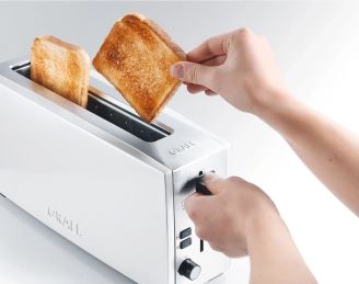 Graef Brödrost Vit hand som tar ur det rostade brödet