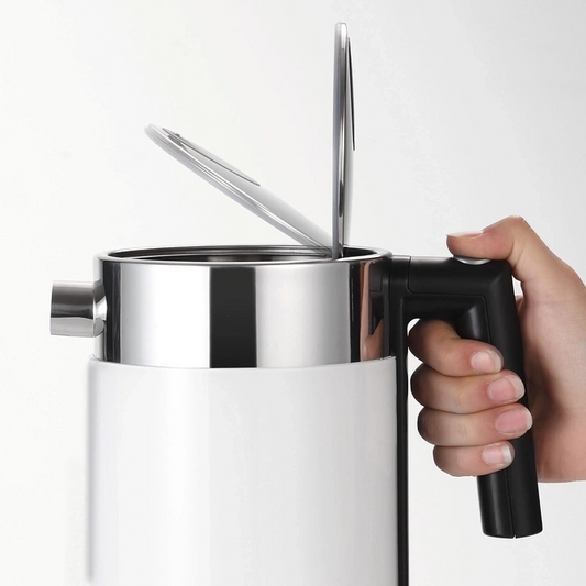 Graef vattenkokare 1,5 l. vit detalj öppna locket med en hand med knapp på handtaget