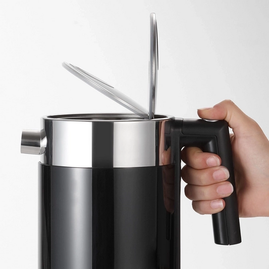 Graef vattenkokare 1,5 l. svart detalj öppna locket med en hand med knapp på handtaget