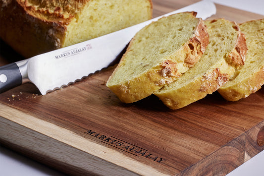 Detalj skära brödMarkus Aujalay 1520C Skärbräda