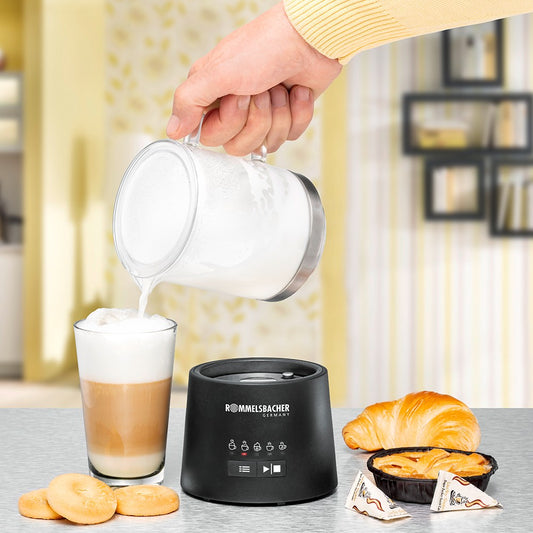 Rommelsbacher MS 625 mjölkskummare häller upp mjölk ur kannan