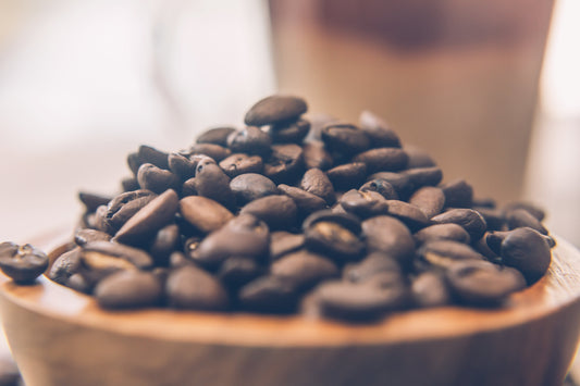 Kaffebönor på nära håll — välj rätt kaffekvarn för bästa arom