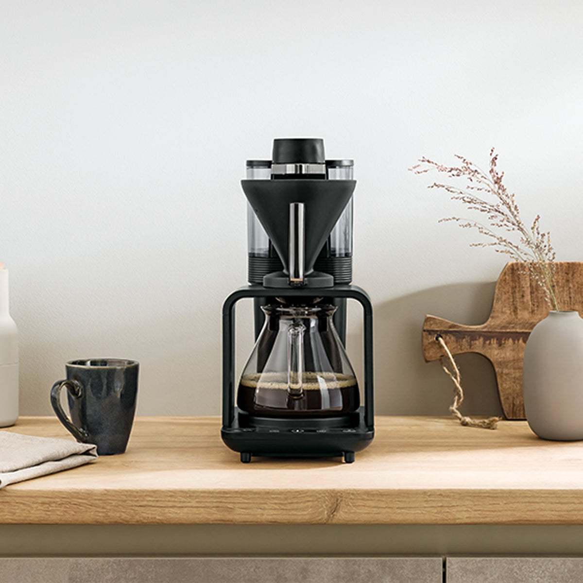 Melitta 022426 kaffebryggare EPOUR svart krom miljöbild i kök