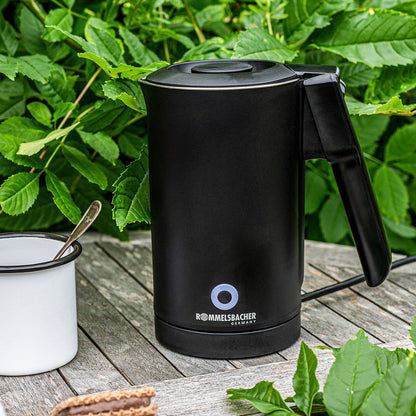 Miljöbild i trädgården - Rommelsbacher WK 1000 Resevattenkokare 0,6 l – kompakt