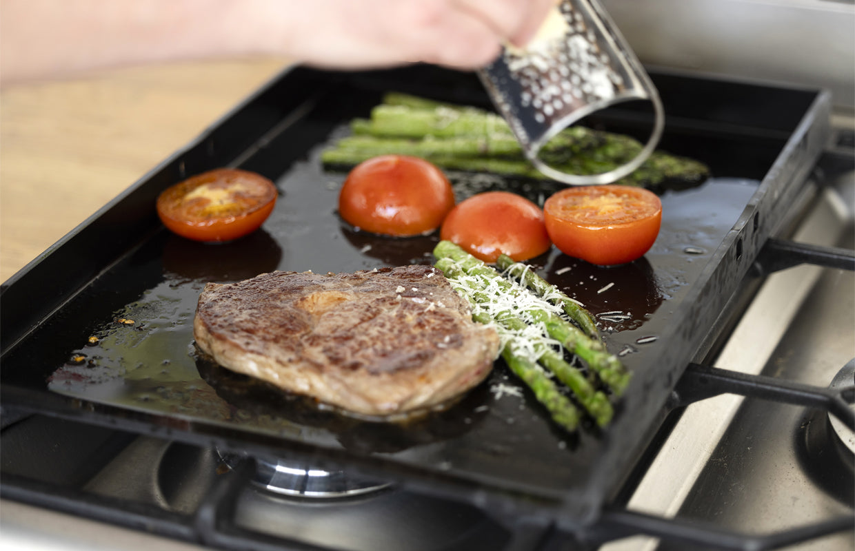 Markus Aujalay 1202  Stekbord Miljöbild under stekning av ött och grönsaker