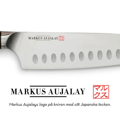 Detalj av med Markus logo i bladet