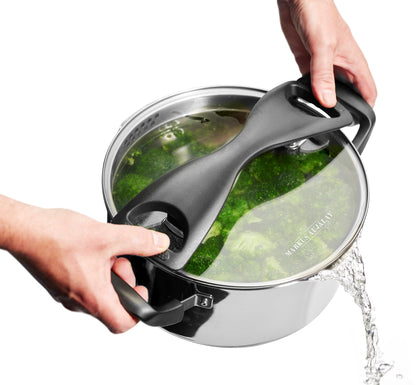 Markus Aujalay 1320C Allroundgryta 4,7 Liter avhällningsfunktionen visas vattnet rinner ut men grönsakerna ar kvar i grytan