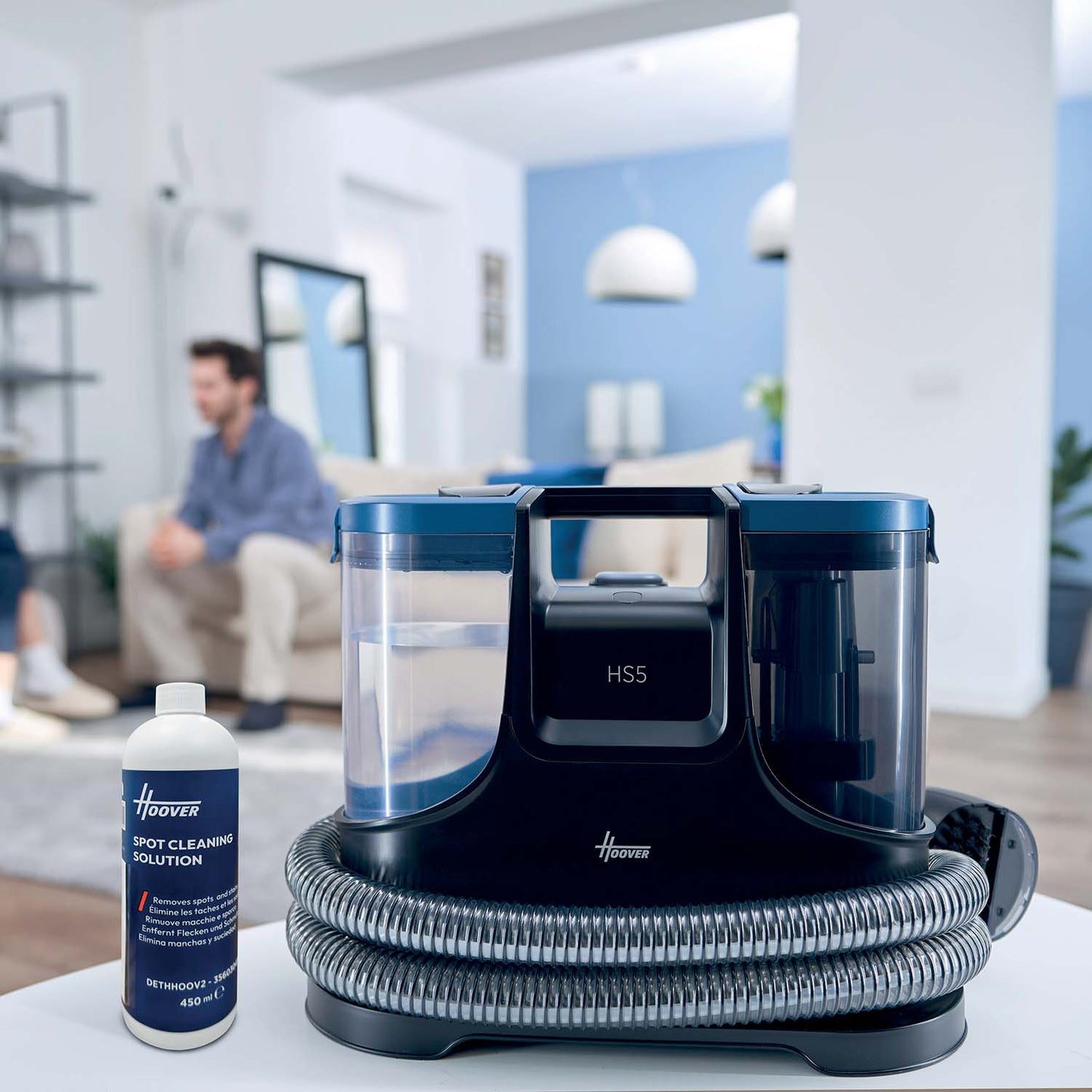Hoover HS5 med Spot Cleaning Solution-flaska och dubbla vattentankar synliga framifrån
