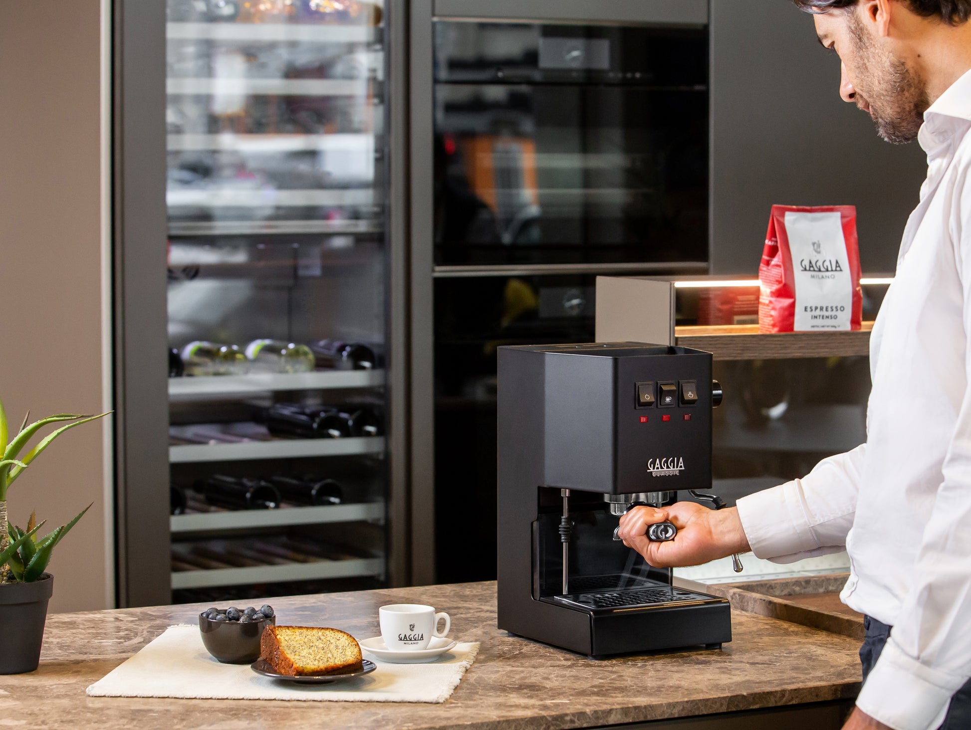 Miljöbild Gaggia Classic svart, en man förbereder att göra en espresso