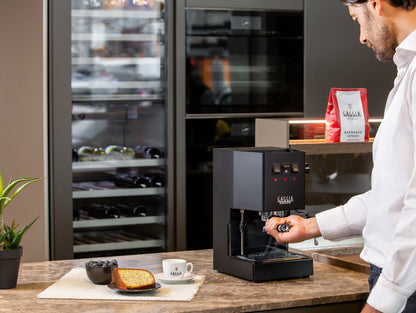 Miljöbild Gaggia Classic svart, en man förbereder att göra en espresso