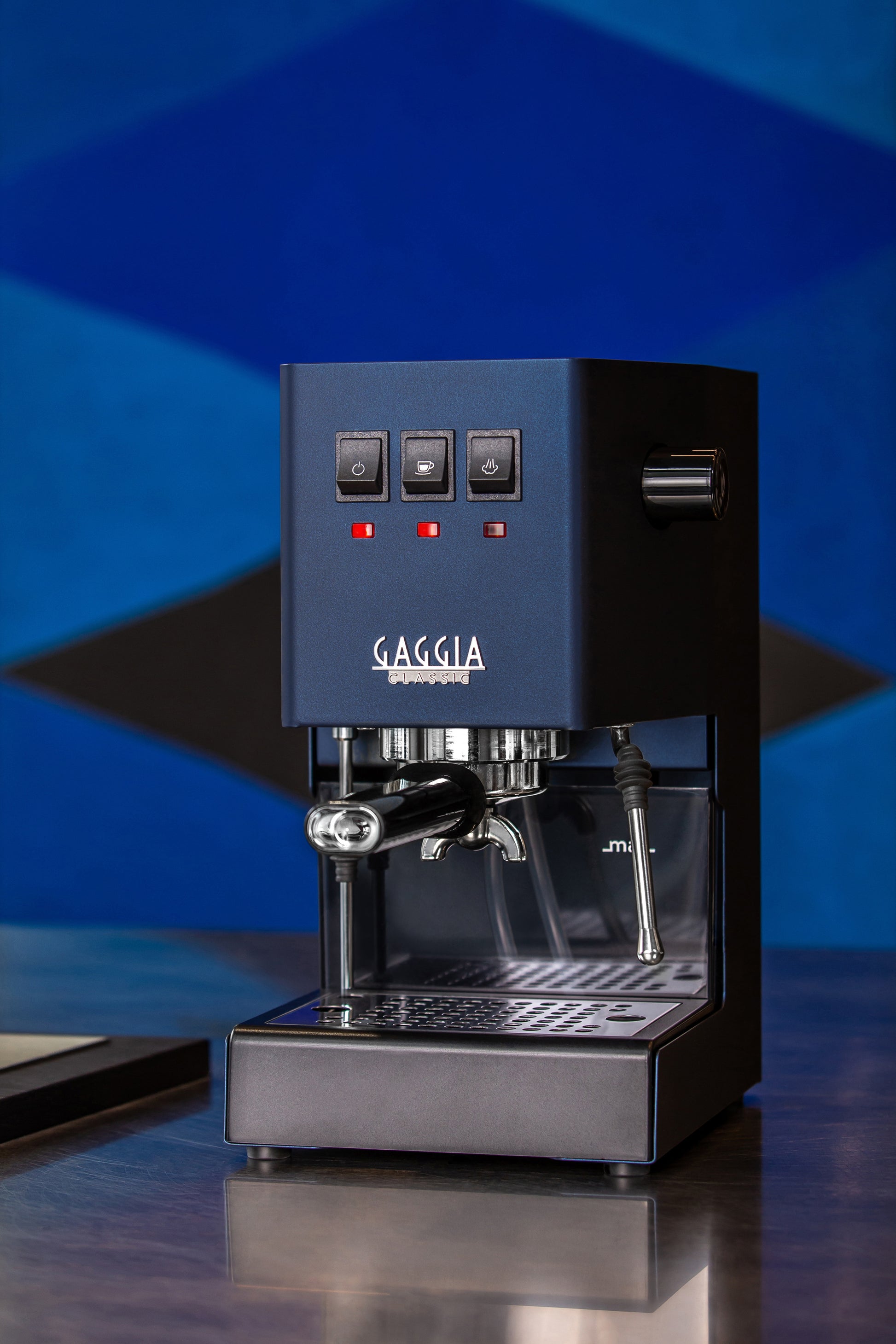Miljöbild Gaggia Classic E24 espressomaskin i blå/svart framifrån