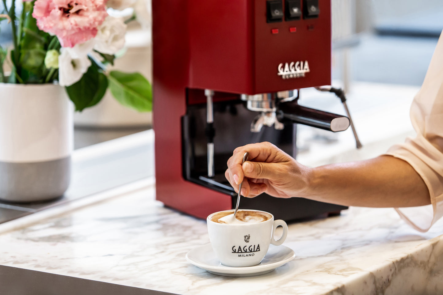 Miljöbild Gaggia Classic E24 espressomaskin röd med en kopp härlig cappuccino