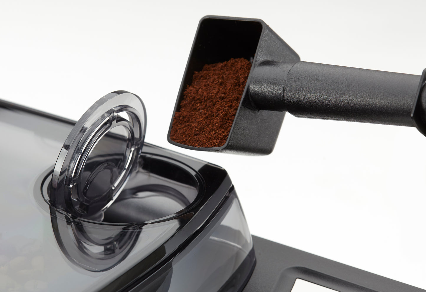 Detaljbild Gaggia Cadorna påfyllning av malt kaffe