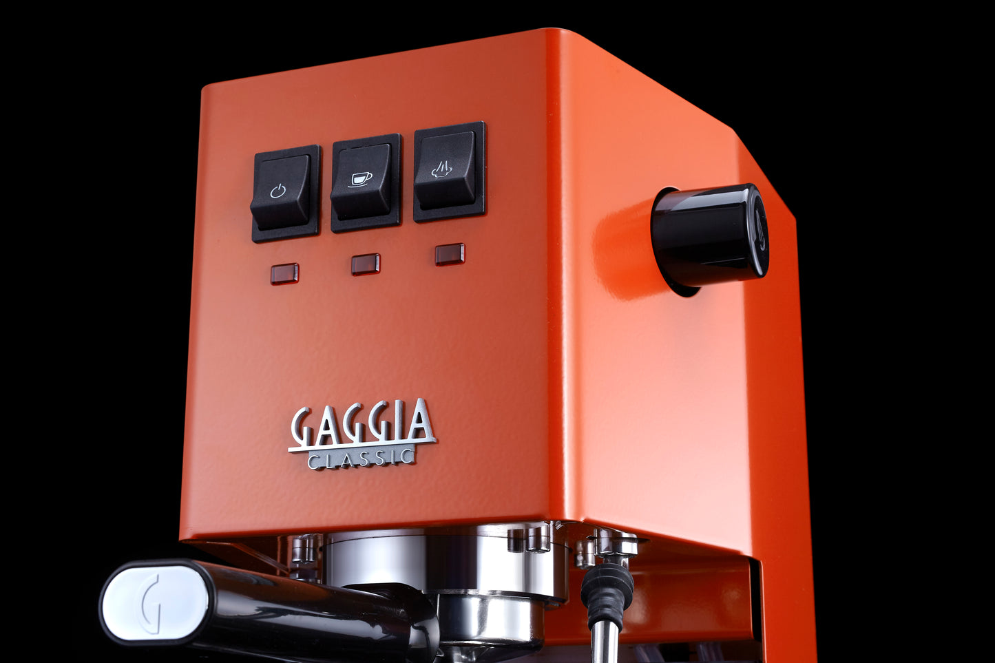 Detaljbild Gaggia Classic E24 espressomaskin i orange snett framifrån manöverpanel och handtag