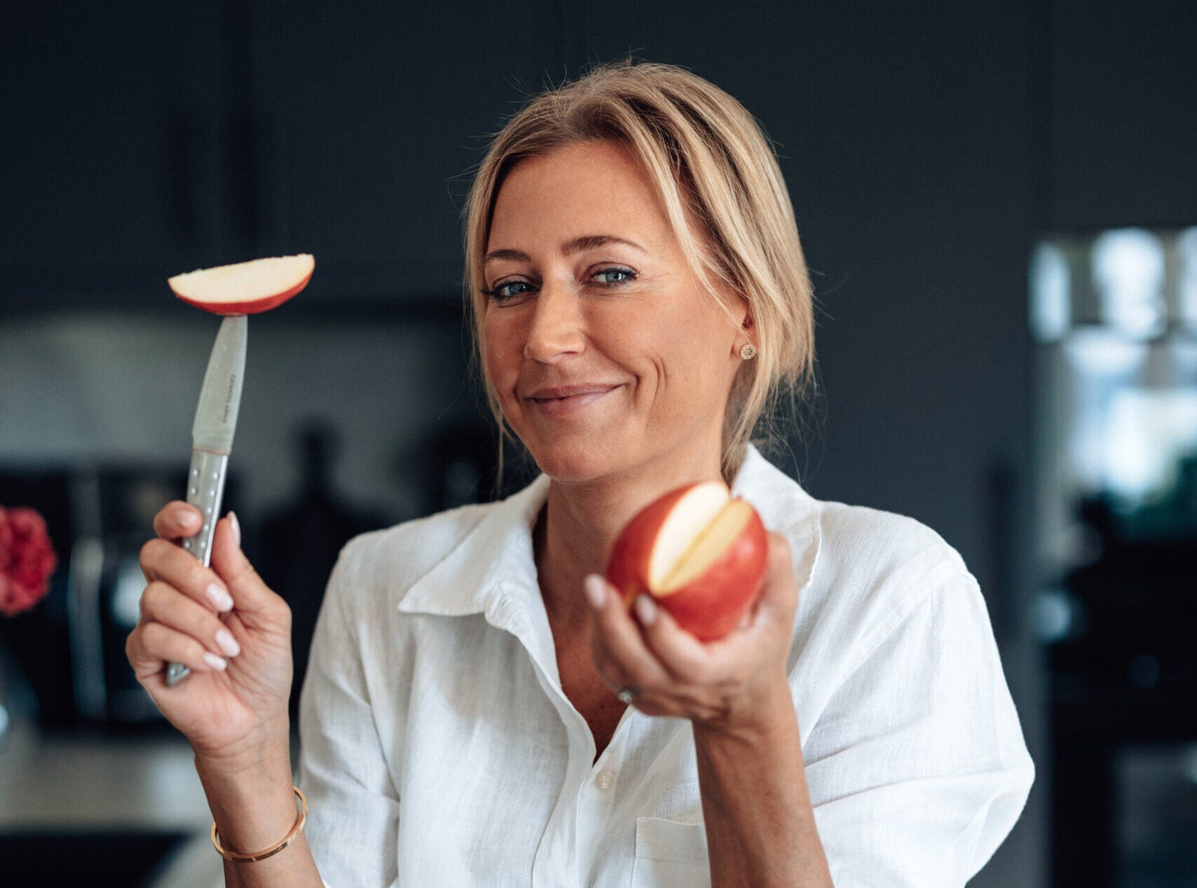 Catarina håller i en skalkniv med en äppelklyfta