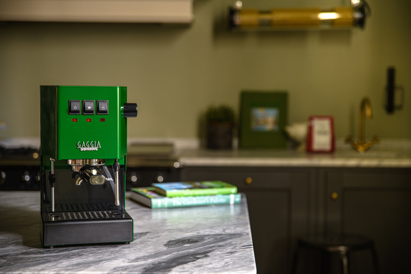 Miljöbild Gaggia Classic ii grönt på bänk med några böcker.