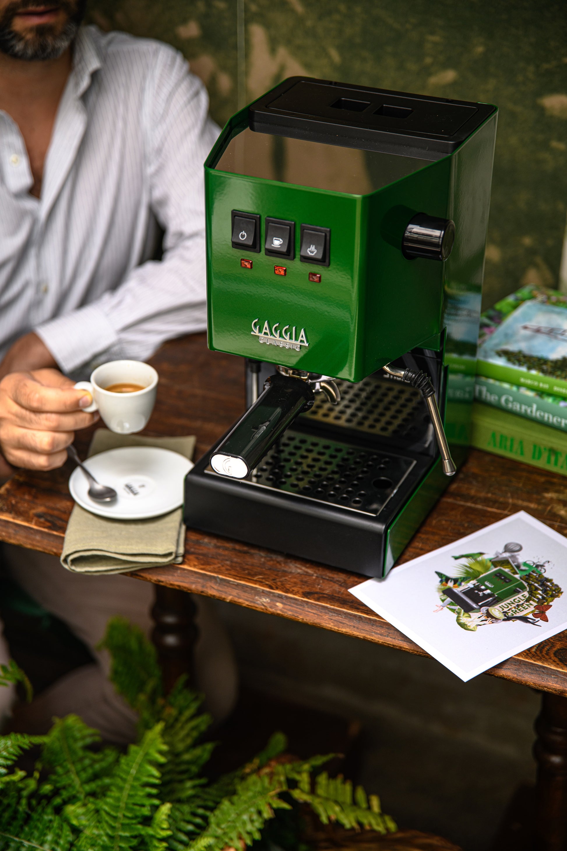 Miljöbild Gaggia Classic grön en man avnjuter en härlig espresso