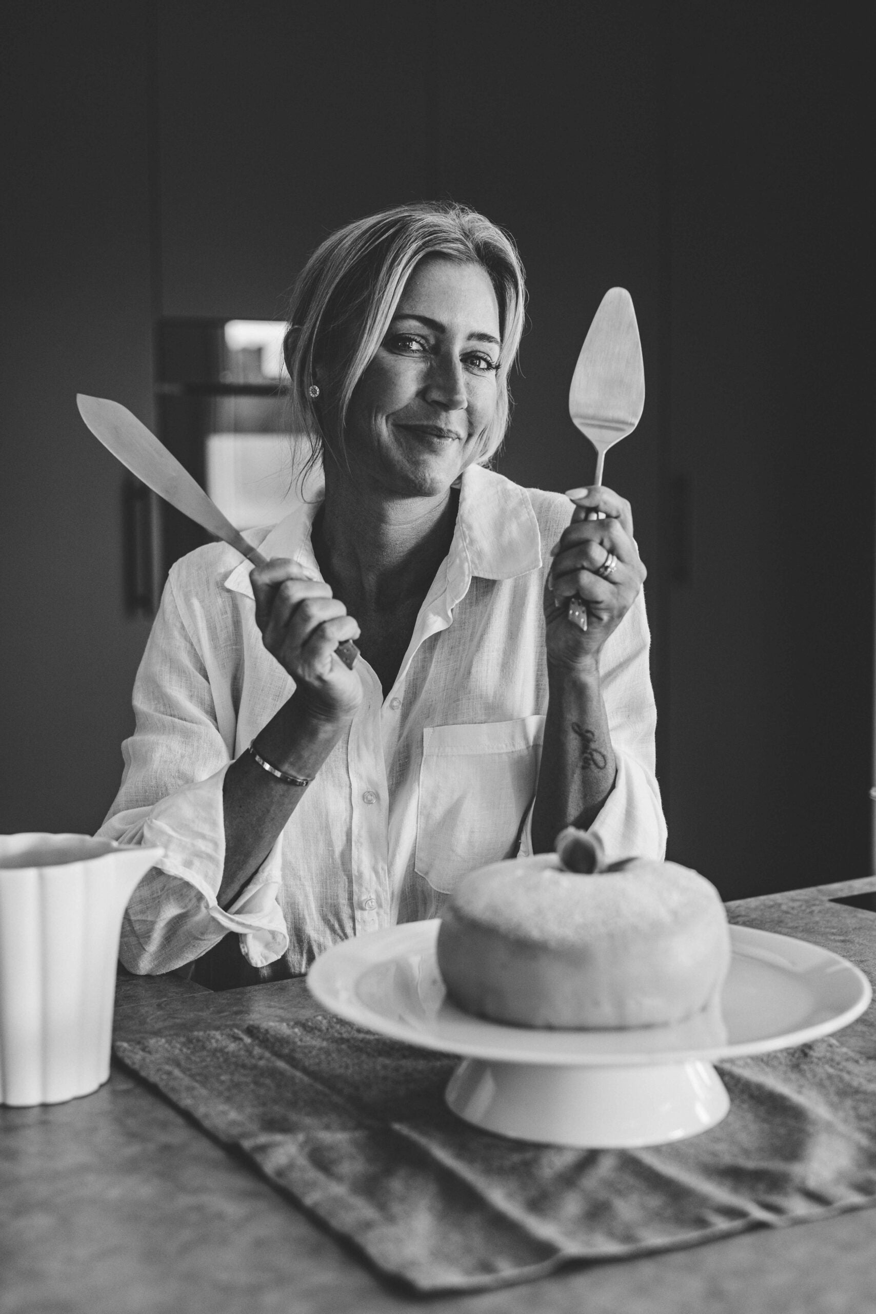 Catarina König håller upp produkterna Catarina König 1201 Dessertset Strawberry 2-delar i giftbox