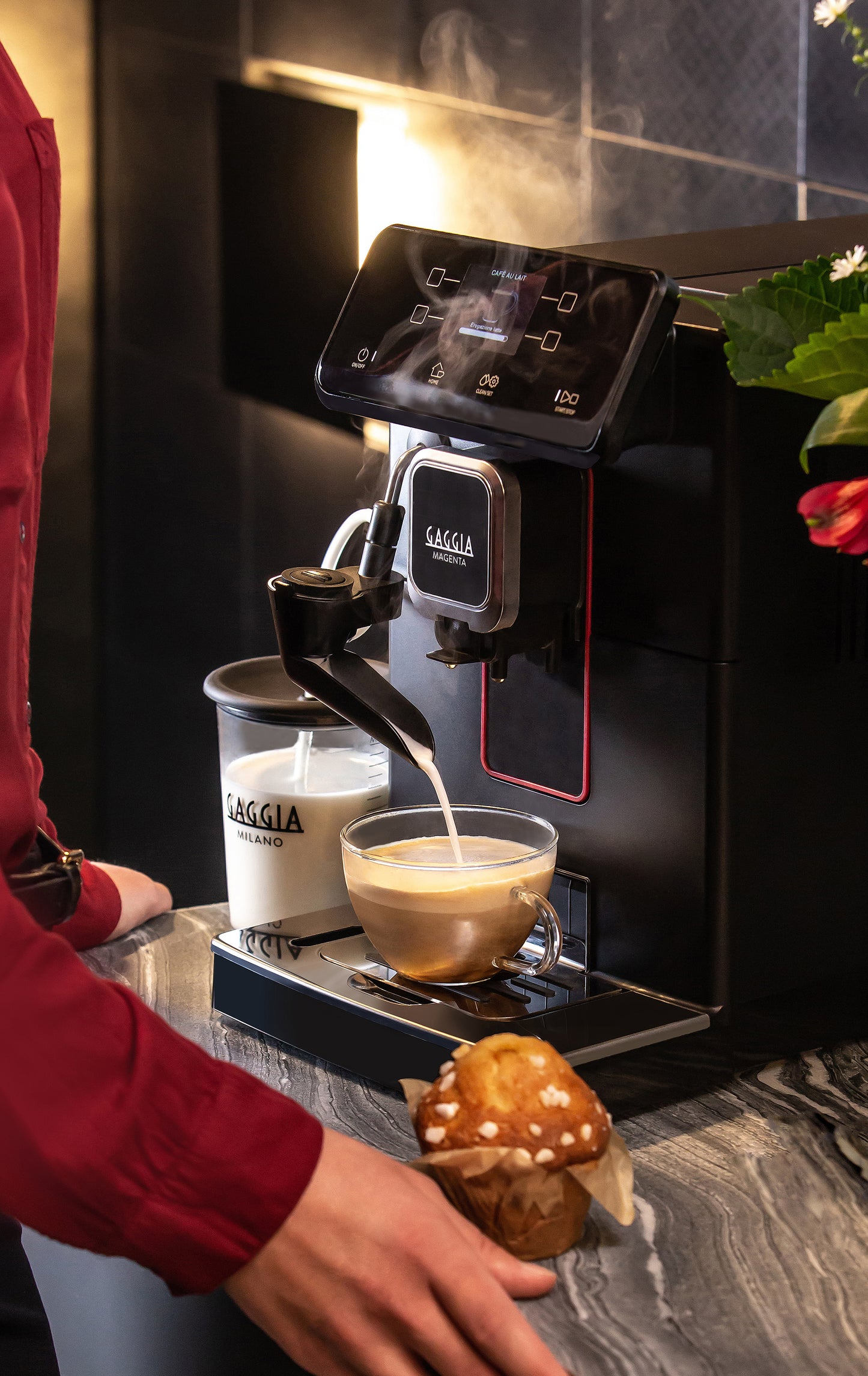 Gaggia Magenta Milk Espressomaskin med mjölkskumningsbägare som gör en härlig skummad mjölk ner i espressokoppen