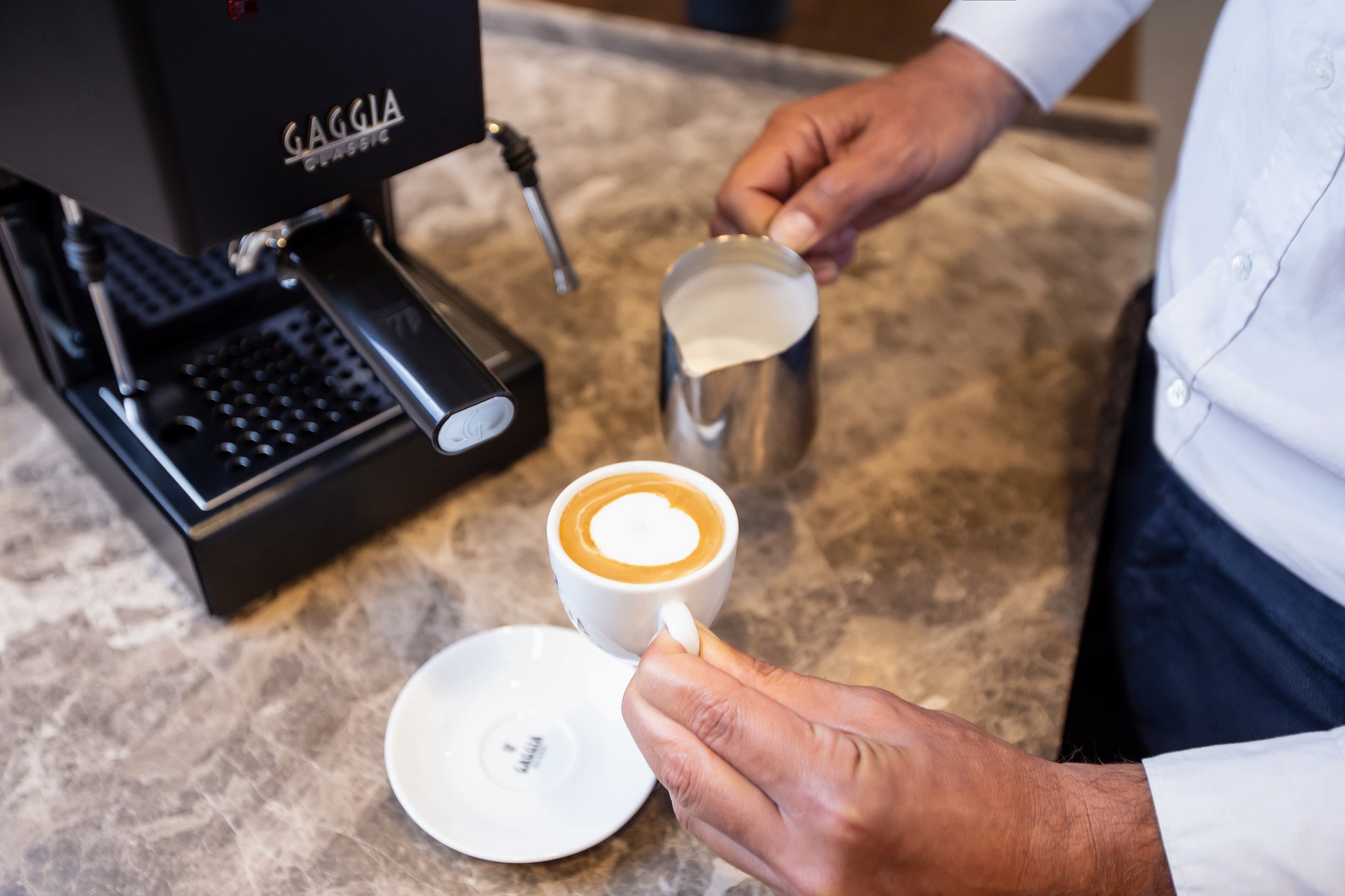 Miljöbild En cappuccino färdigställs