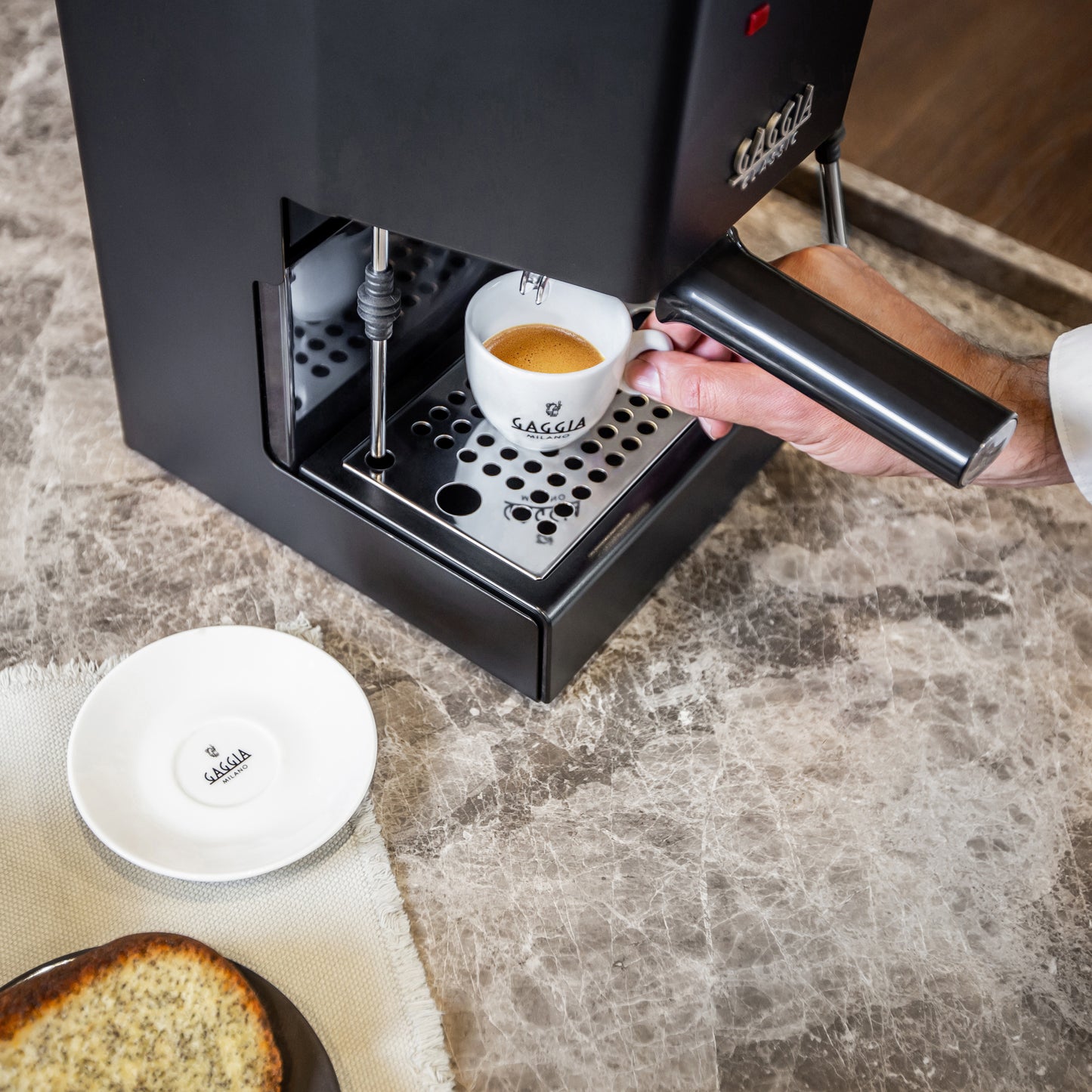 Miljöbild Gaggia Classic svart med en nygjord espresso