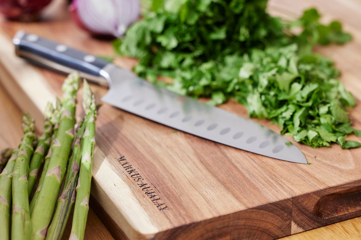 Miljöbild med kniv Markus Aujalay 1520C  Skärbräda