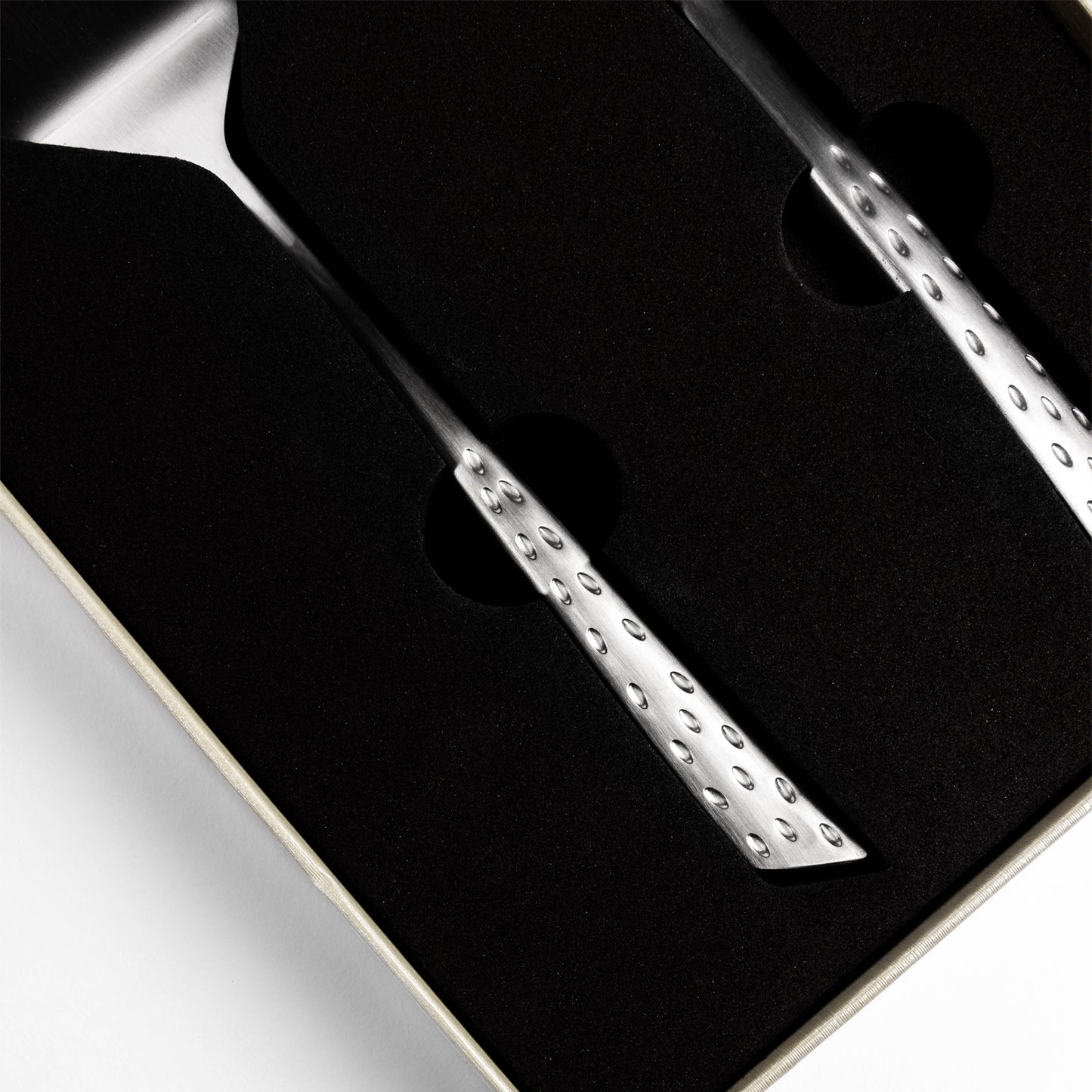 Närbild i presentkartong Catarina König Dessertset Strawberry 2-delar i giftbox